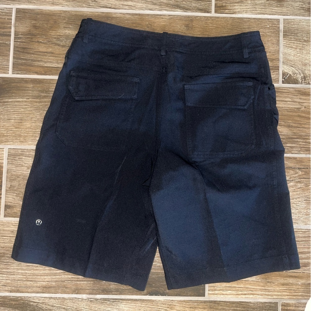Lululemon men’s black commuter shorts - Picture 2 of 3